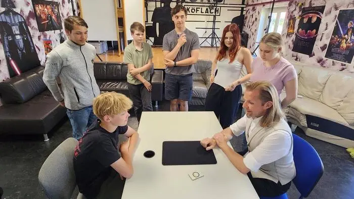 Die Mitglieder des Jugend-Magie-Clubs Köflach werden gemeinsam mit Alex Ray (rechts, sitzend) auftreten