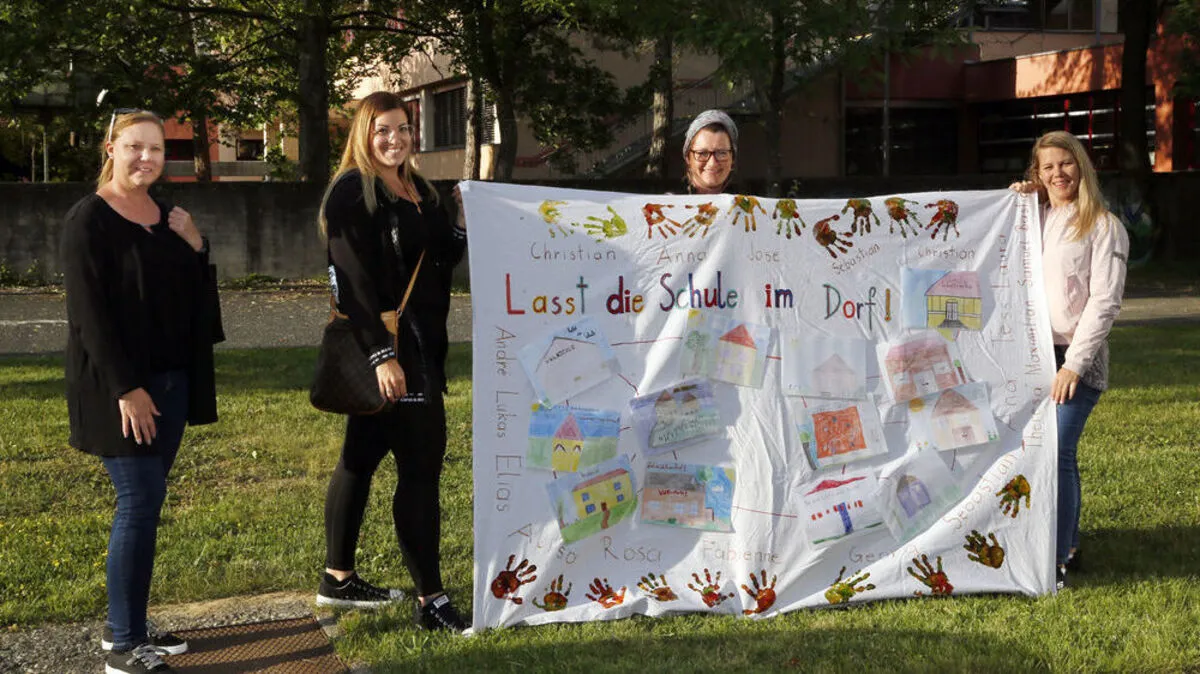 Im Vorfeld hatte es eine Unterschriftenaktion zum Erhalt der Schule gegeben