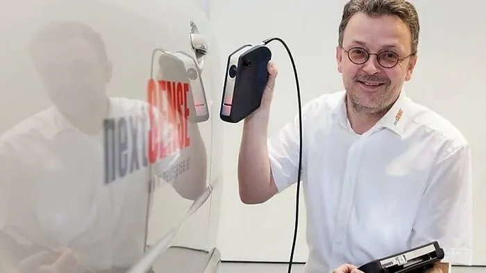 Clemens Gasser gründete vor zehn Jahren die Firma Nextsense, die sich auf berührungslose Messtechnik spezialisiert. Auf eine im Vorjahr eröffnete Niederlassung in den USA soll jetzt eine in China folgen. Hier geht's zum Voting.