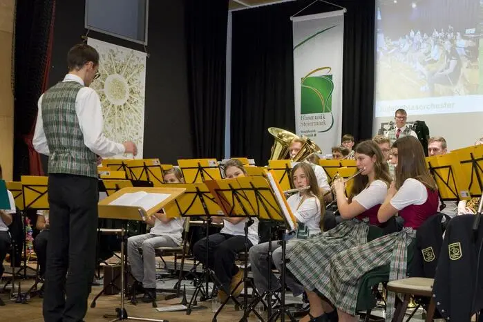 Ein weiterer Höhepunkt folgte mit dem Auftritt des Jugendorchesters unter der Leitung von Patrick Maier. Im Anschluss wurden die Musikerleistungsabzeichen verliehen, ehe eine Zugabe den gelungenen Auftritt abrundete.