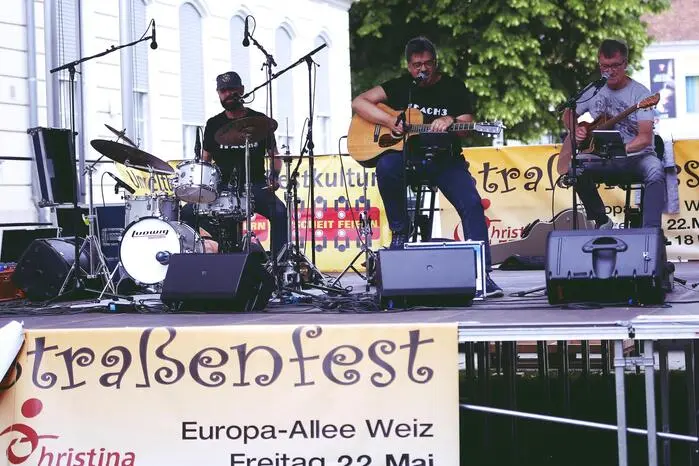 Zenz Flicker und seine Freunde sorgten gemeinsam mit Sänger Charly Wiener für Stimmung, die Weizer Band „1fach3“ brachte Schwung auf die Bühne.