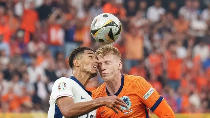 Kopfbälle können nicht nur für Profifußballer eine Gefährdung darstellen (Symbolbild)