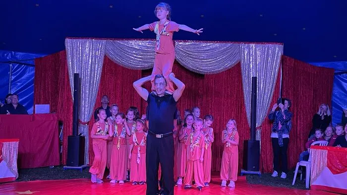 Im Rahmen des Projektzirkus Montana, der an Schulen geht und Kindern das Zirkusdasein näher bringt, wurde in der Volksschule Pöllau-Grazerstraße binnen kurzer Zeit eine eindrucksvolle Show auf die Beine gestellt.