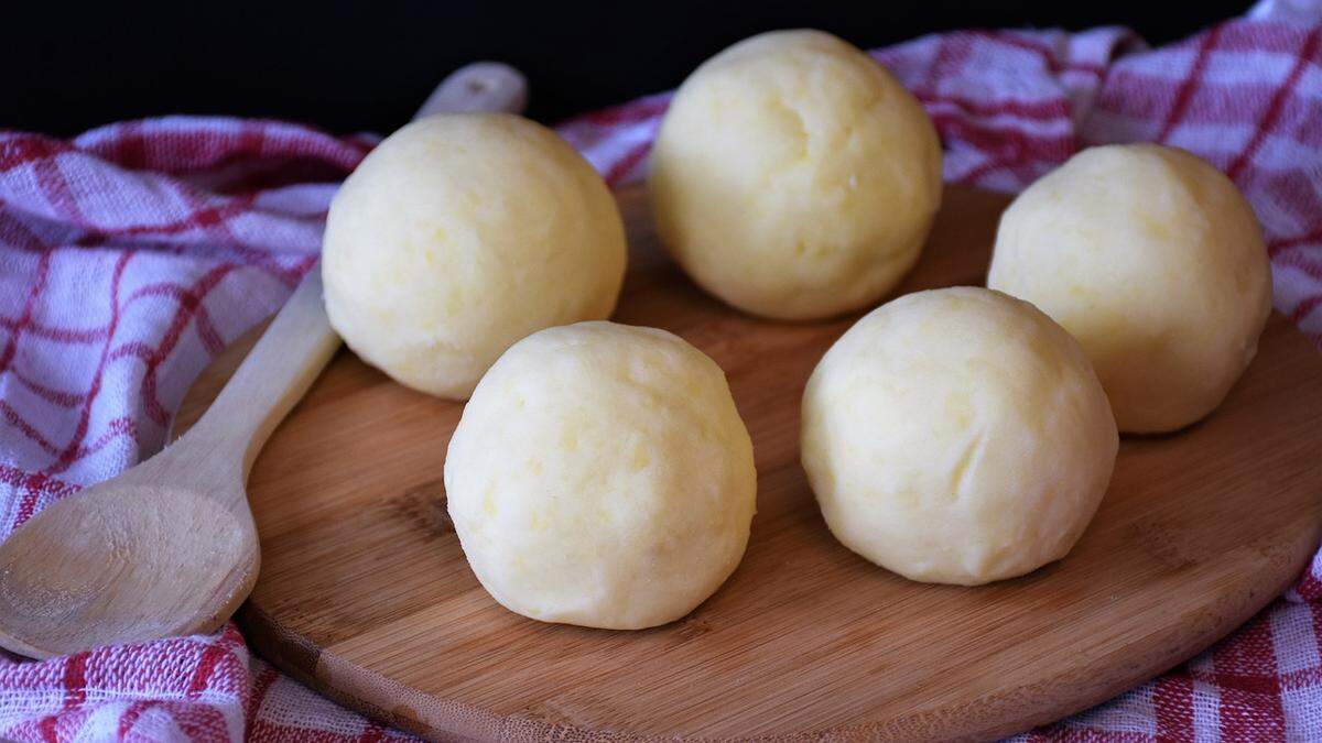 Symbolbild Mohnknödel mit Zwetschkenröster