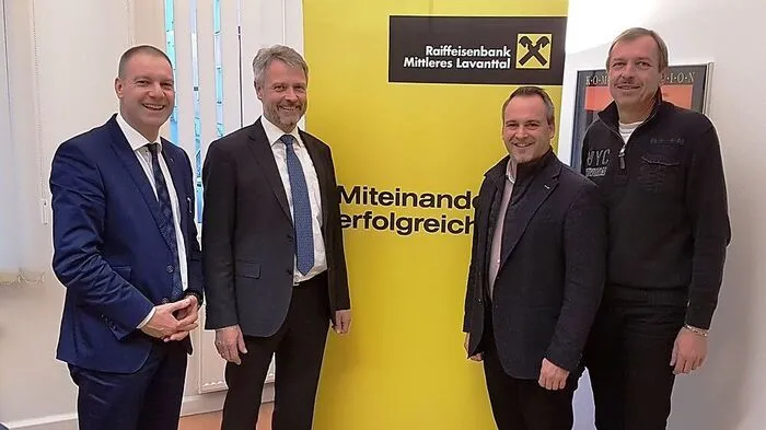 Über die Sicherung dieser kommunalen Infrastruktur freuten sich bei der jüngst vorgenommenen Vertragsunterzeichnung Raiffeisenbank-Vorstandsdirektor Christian Sajovitz mit Prokurist Reinhold Weinländer und Bürgermeister Günther Vallant