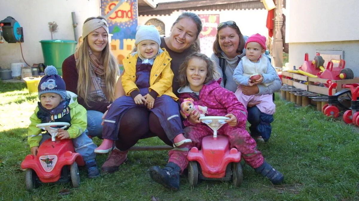 Anda-Lucia Jagersbacher (Mitte) bei der Arbeit in ihrem Gartenspielraum in Wagna