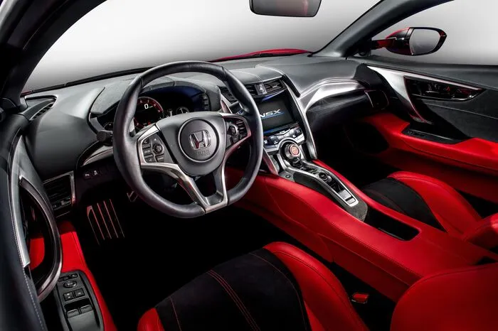 Auch die Mittelkonsole und Bedienelemente im Cockpit sind auf maximale Ergonomie mit möglichst geringer Ablenkung vom Fahren ausgelegt. Von dort aus kann der Pilot auch die vier Fahrmodi (Quiet, Sport, Sport+ und Track) des Dynamik-Systems einstellen.