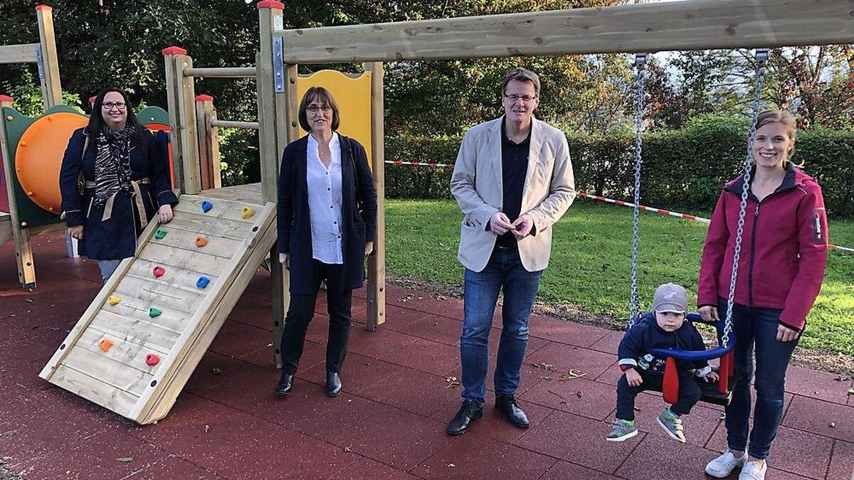 Sozialreferentin Edeltraud Gomernik-Besser (Zweite von links) begutachtete mit Vizebürgermeister Peter Wedenig eines der neuen Spielgeräte für Kleinkinder
