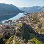 Aussicht. In der Bergen Montenegros kann man beides haben: Abenteuer und Entschleunigung