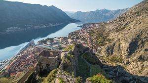 Aussicht. In der Bergen Montenegros kann man beides haben: Abenteuer und Entschleunigung