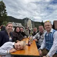 Der traditionelle Hüttenkirtag in Glashütten lockte zahlreiche Besucher ins Bergdorf – zu Schmankerl, Musik und gemütlichem Beisammensein.