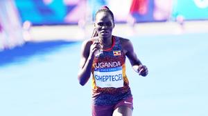 Rebecca Cheptegei beim Zieleinlauf des Olympia-Marathons in Paris