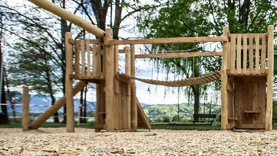 Fataler Unfall auf Spielplatz: Holzspeil in Hand gebohrt