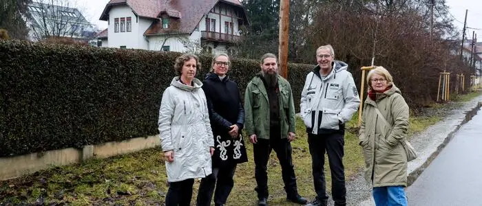 Anrainer vor der Villa in Eggenberg, für die es bereits eine Abbruchbewilligung gibt