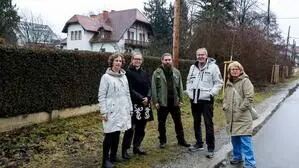 Anrainer vor der Villa in Eggenberg, für die es bereits eine Abbruchbewilligung gibt