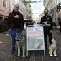 VGT-Obmann Martin Balluch (links) bei der „Wolfsausstellung“ in Klagenfurt
