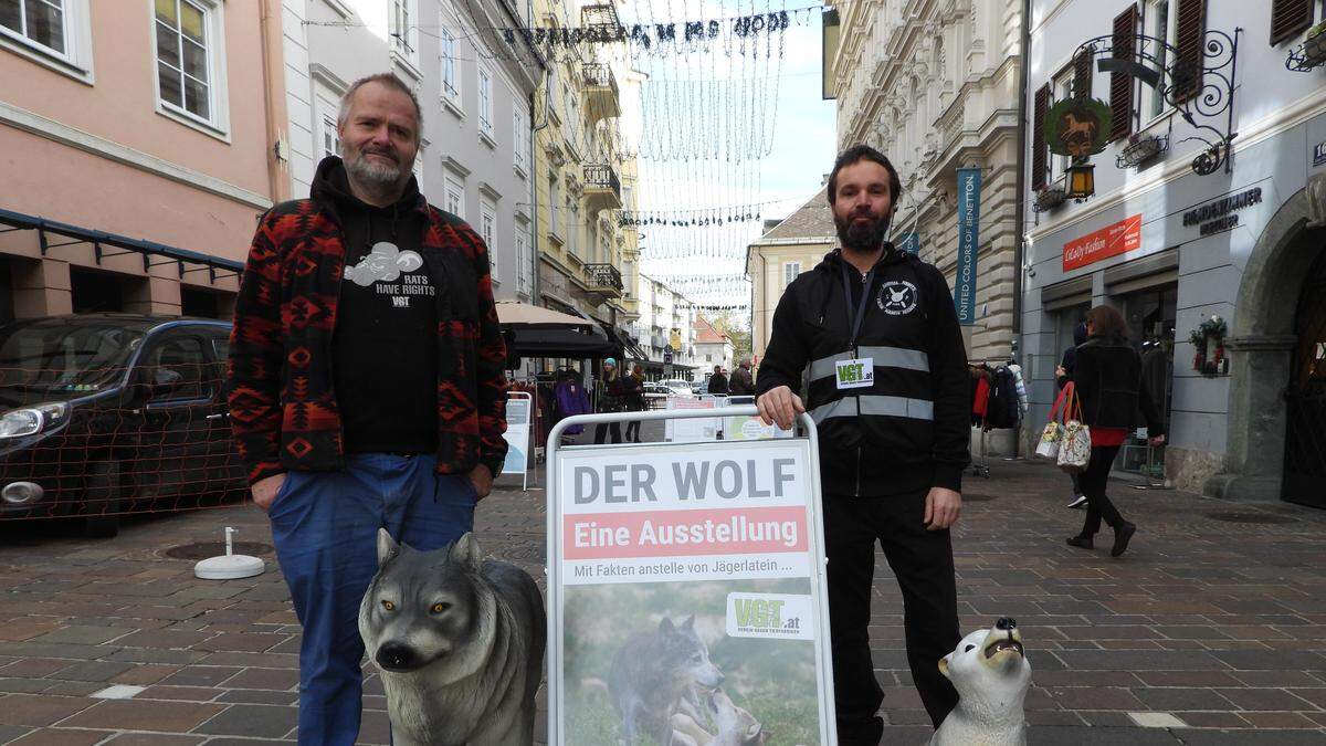 VGT-Obmann Martin Balluch (links) bei der „Wolfsausstellung“ in Klagenfurt