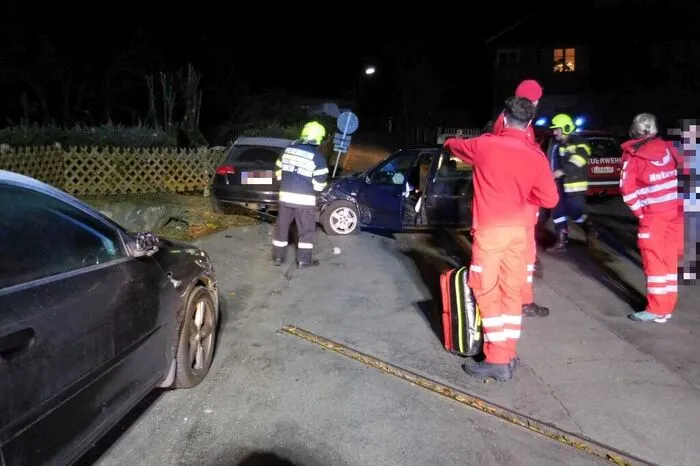 Der Mann kollidierte Samstagfrüh (5. November) beim Linksabbiegen mit einem anderen Auto. Davon ließ er sich jedoch nicht aufhalten.
