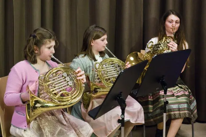 Ein vielfältiges Programm begeisterte das Publikum: Neben zahlreichen Harmonikasolisten aus der Klasse von Johann Rinner waren auch Waldhörner, Klarinetten, Gitarren und eine Querflöte zu hören.