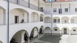 Die 80-jährige Brunhilde Bernsteiner lebt seit ihrer Kindheit in der „Villacher Burg“