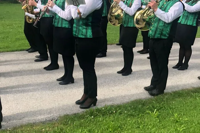 Die Orts- und Werkskapelle Wartberg spielte zum 85er von Horst Neumann ordentlich auf.