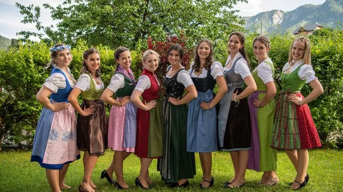 Nach dem Ausfall einer Kandidatin waren es nur noch neun: Stefanie Schriebl, Tina Zinhobl, Sabine Bliem, Viktoria Spitzbart, Alexandra Kaltenböck, Jasmin Schweigebauer, Silvia Mair, Cornelia Huber und Hemma Ogris stellten sich am Samstagabend der Wahl zur Narzissenkönigin 2018.