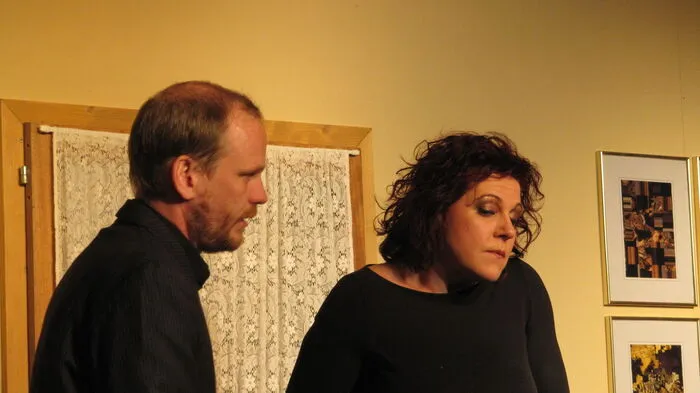 Das Albecker Frühlingstheater erlebte bei der Premiere am  27. April einen gelungenen Auftakt. Vor einem vollen Haus spielten unter der Regie von Charles Elkins Dagmar Sickl und Andreas Ickelsheimer.