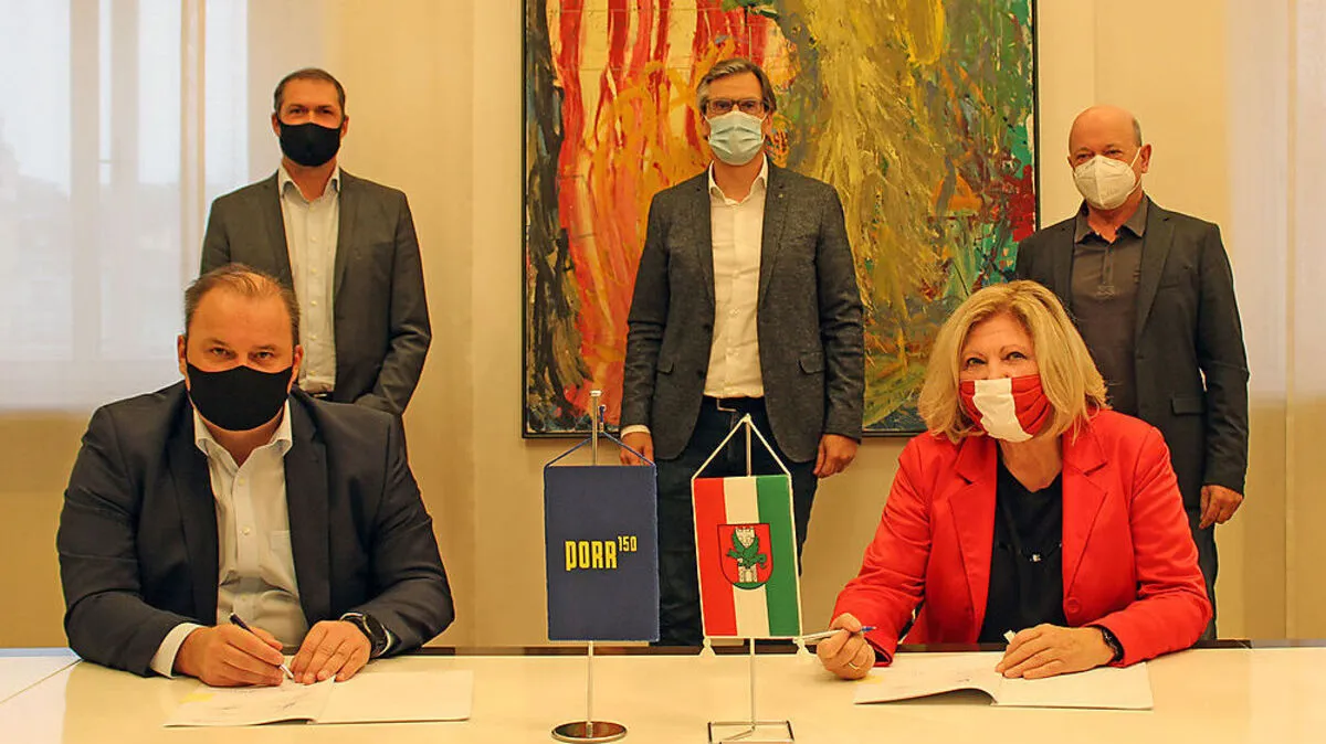 Von links: PORR-Geschäftsführer Paul Lamprecht, Stadtrat Markus Geiger, PORRNiederlassungsleiter DI Robert Wuggenig sowie Bürgermeisterin  Maria-Luise Mathiaschitz und Magistratsdirektor Peter Jost bei der offiziellen Vertragsunterzeichnung im Rathaus
