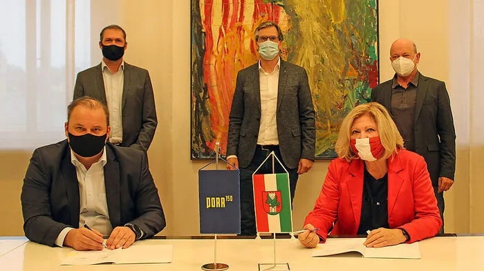 Von links: PORR-Geschäftsführer Paul Lamprecht, Stadtrat Markus Geiger, PORRNiederlassungsleiter DI Robert Wuggenig sowie Bürgermeisterin  Maria-Luise Mathiaschitz und Magistratsdirektor Peter Jost bei der offiziellen Vertragsunterzeichnung im Rathaus