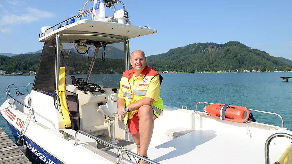 Um bei einem Notfall schnell helfen zu können, überwacht Kurt Smolle auf dem Boot den Klopeiner See 