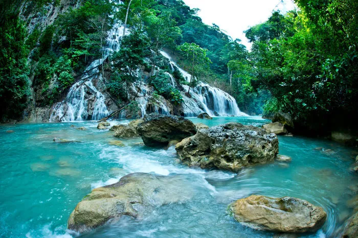 Freier Fall! Versteckt im Dschungel, rauscht am Lapopu-Wasserfall das kristallklare Wasser aus etwa 90 Metern in die Tiefe, ehe es in einem Bach davonsaust. Ein Naturschauspiel im grünen Dickicht. Auf Sumba kommt das Wasser eben auch von oben - und zwar an mehreren Stellen: So etwa auch am Matayangu-Wasserfall oder Waimarang-Wasserfall.