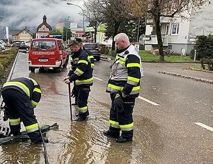 Im Ortsteil Edling waren im Bereich des Friedhofes mehrere Straßen von Überschwemmungen betroffen