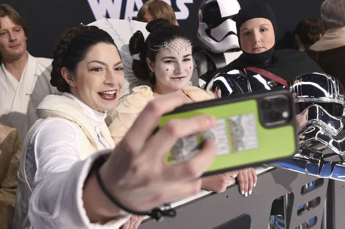 Fans jubelten auch Stormtrooper-Figuren, dem haarigen Chewbacca und den Robotern R2-D2 und C-3PO zu.