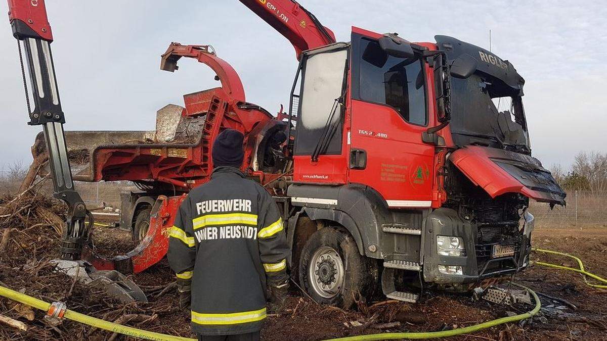 Auf einem Feld in Wiener Neustadt hat ein Lkw am Dienstagnachmittag während Ladetätigkeiten Feuer gefangen