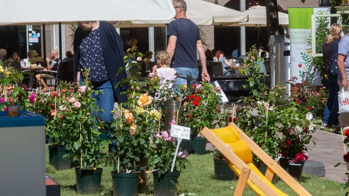 Rosen tauchten die Altstadt von Lienz in ein duftendes Farbenmeer. Gärtner und Floristen präsentierten bei einer Verkaufsausstellung blumige Neuheiten, Dekorationsmaterial und Pflanzgefäße.