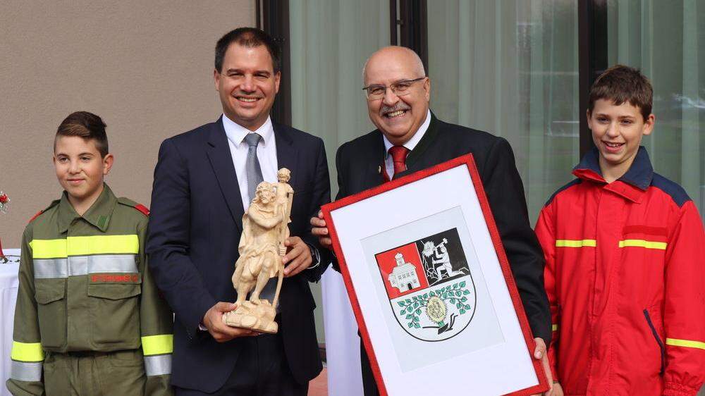 Michael Schickhofer übergab Bürgermeister Kurt Riemer das neue Wappen