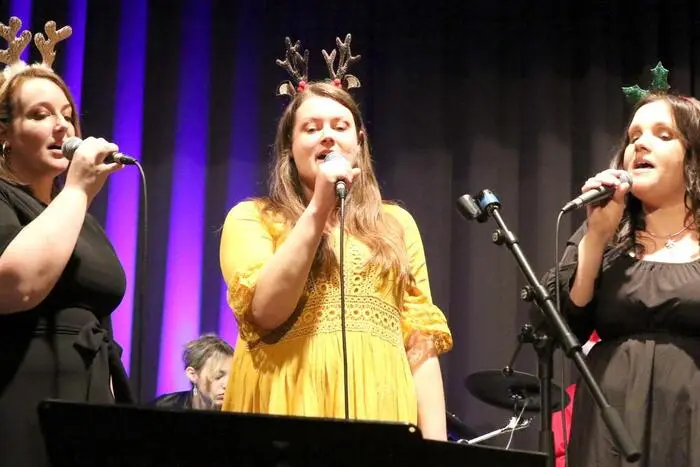 Beim rockigen Abend unter anderem gesichtet: Primaria Christiane Kampitsch, Buchhändler Andreas Besold, Musiker Stefan „Pode“ Popodi, TV-Profi Michael Schabernig sowie die St. Veiter Gemeinderäte Patrick Egger, Harald Gradischnig und Kerstin Waldhauser. 