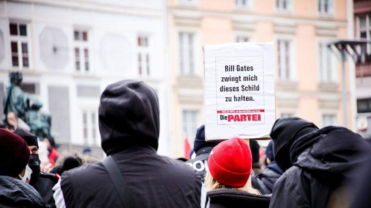 &quot;Bill Gates zwingt mich, dieses Schild zu halten&quot;: Die Mitglieder von &quot;Die Partei&quot; mischen sich mit verwirrenden Botschaften in die konfuse Szene