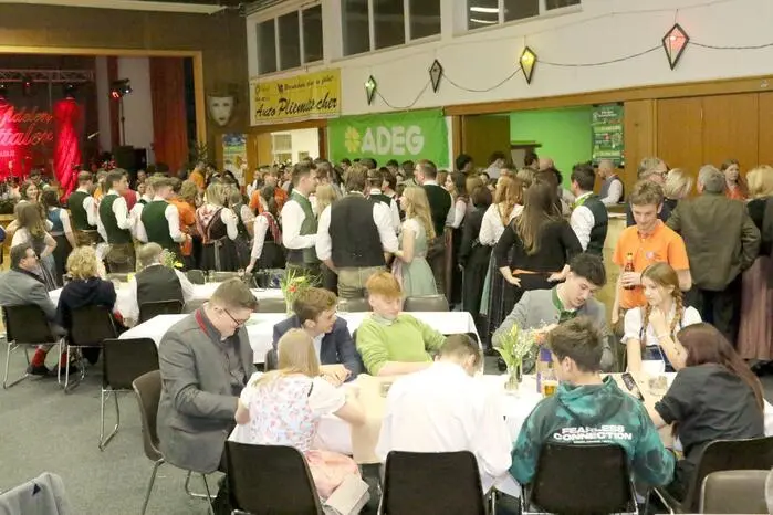 Zur Musik der „Jungen Fidelen Lavanttaler“ das Tanzbein schwingen sah man unter anderem Bürgermeister Andreas Grabuschnig, Vizebürgermeister Robert Lassernig, Weinexperte Georg Lexer, Schulwart Manfred Prettner, Radio Kärnten-Stimme  Verena Pliemitscher sowie Altbürgermeister Helmut Lassernig. 