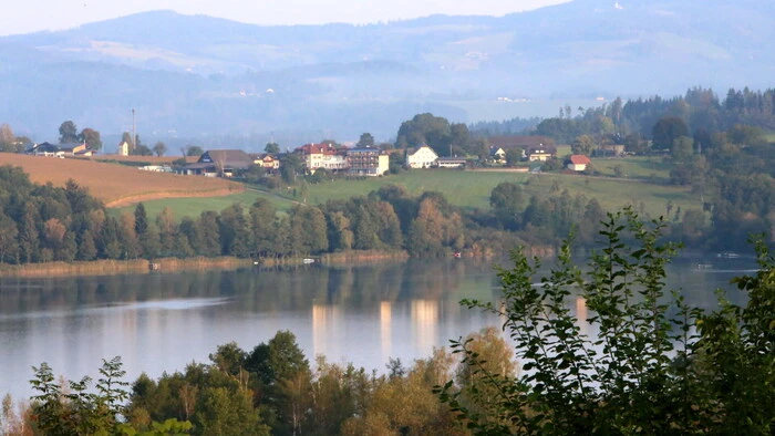 Nach einem Zwischenstopp am Montag in der Bezirkshauptstadt St. Veit machte am Mittwoch das Frühstücksfernsehen des ORF „Guten Morgen Österreich“ am Längsee (Foto) Station.