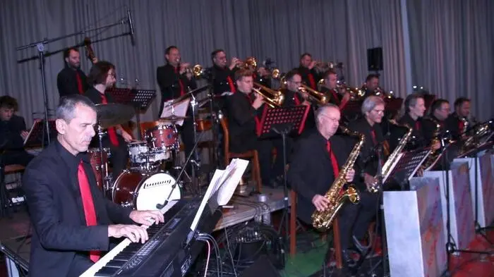 Zu einem Abend mit der Big Band Köflach wurde am vergangenen Samstag in das Volkshaus von Bärnbach geladen. „Es ist dies der einzige Auftritt der Band im heurigen Jahr“ verkündete Bandleader Günther Riedenbauer bei der Begrüßung.