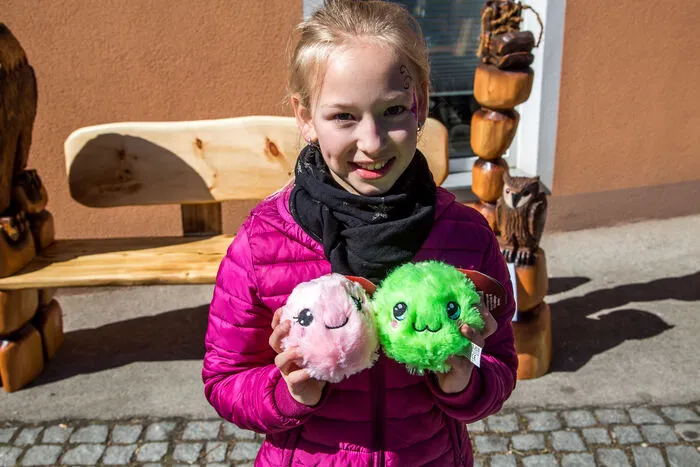 Tamina ergatterte am Markt zwei Kuscheltiere. 