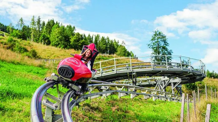 Mit Achterbahn-Feeling hinunter ins Tal 