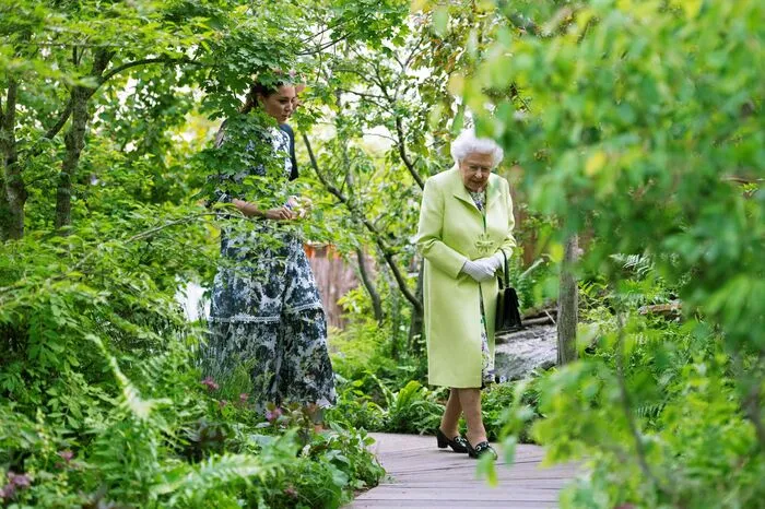 Die Queen stilsicher in limonengelb.