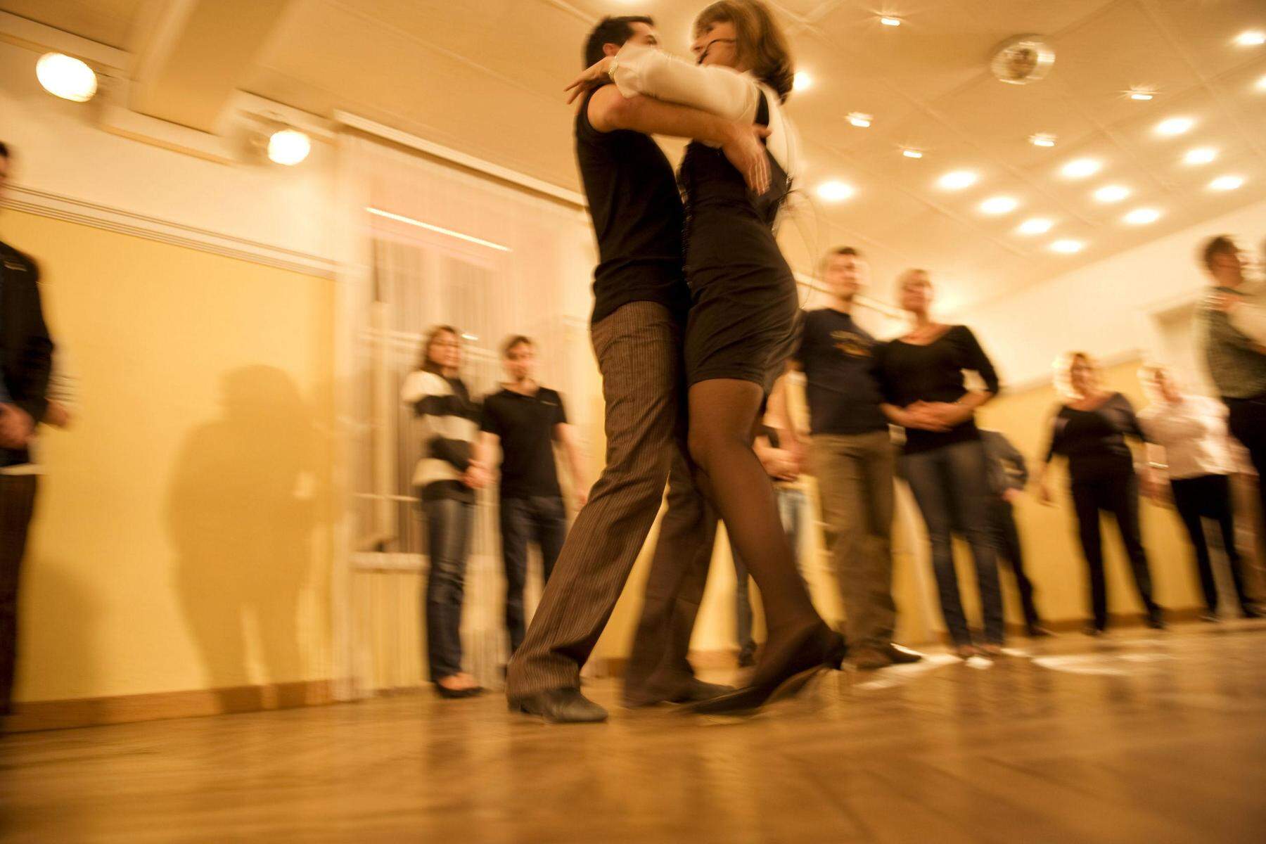 Unterricht ohne Ausbildung | Tanzschulen kämpfen gegen Pfusch am Parkett 