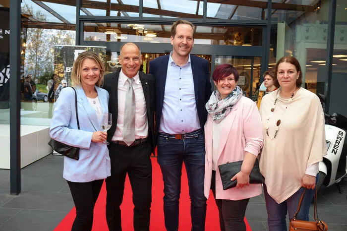 Vertreter aus Politik, Wirtschaft und Freunde der Unternehmer-Familie kamen an den Standort und feierten mit.
