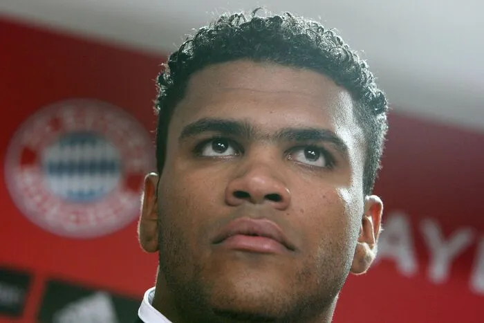 Wegen Brandstiftung wurde der damalige Bayern-Spieler Breno 2013 zu drei Jahren und neun Monaten Haft verurteilt. Als damals 21-Jähriger zündete der Abwehrspieler unter Alkohol- und Medikamenteneinfluss seiner Münchner Mietvilla an.
