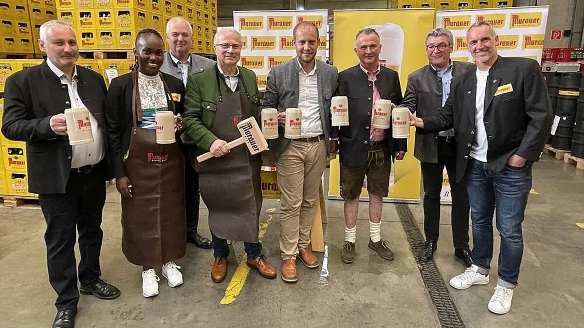 Vertreter von Murauer Bier, Landwirtschaft und Ehrengäste rund um Johann Seitinger (4. von links) nahmen den Bieranstich vor