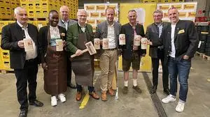 Vertreter von Murauer Bier, Landwirtschaft und Ehrengäste rund um Johann Seitinger (4. von links) nahmen den Bieranstich vor