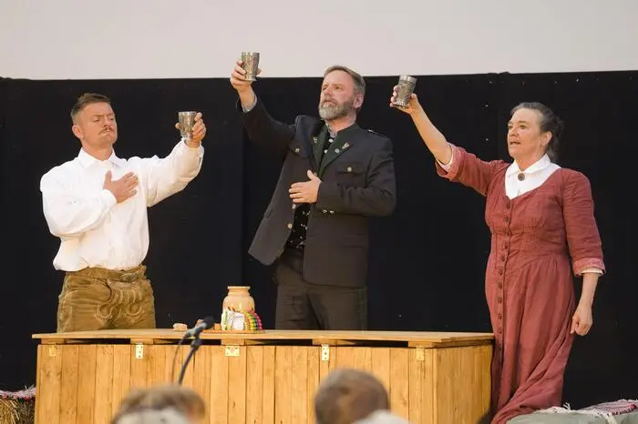 Die Theatergruppe Phoenix freute sich, das Stück 50 Jahre nach seiner Premiere anlässlich des Jubiläums der Stadt Knittelfeld aufzuführen und einen Teil der Geschichte Knittelfelds der Bevölkerung näherbringen zu können. Nächster und letzter Aufführungstermin ist am 13. Juni ab 19.30 Uhr.